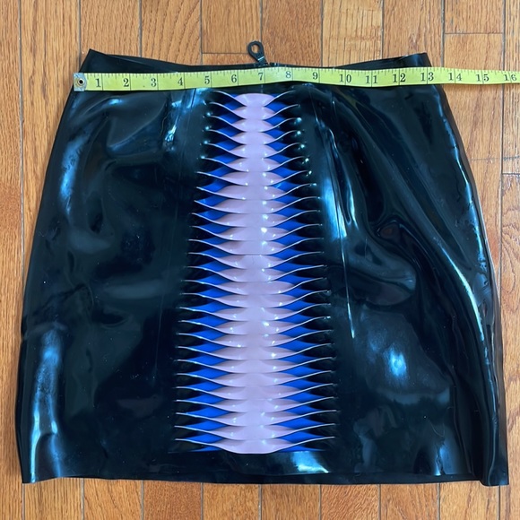 Latex mini skirt by Tableaux Vivants size small. - Picture 4 of 6